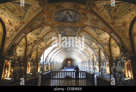 (Dpa) - gehen Sie Besucher durch das reich verzierte "Antiquarium" im Residenzmuseum in München, 28. März 2003. die Halle wurde von Albrecht v. von Bayern zwischen 1559 und 1562 erbaut und war die größte Renaissancesaal nördlich der Alpen.  München war der ehemalige Wohn-Hauptort der Stockfoto