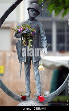 (Dpa) - die Statue von Karl Valentin ist geschmückt mit Blumen, am Valentin-Brunnen auf dem Viktualienmarkt-Platz in München, 22. Mai 2003. Die Statue ehrt deutsche Komiker und Schriftsteller Karl Valentin (1882-1948), ein "typisch bayerisch" Komiker, lustige und absurde Dialoge mit seinem Partn durchgeführt Stockfoto