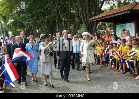 Niederländischen Königin Beatrix (L), Kronprinzessin Maxima (R) und Kronprinz Willem Alexander Spaziergang entlang einer Straße vorbei ein Jubel, Flagge winken Publikum auf beiden Seiten bei ihrem Besuch in einem Heim für HIV infizierte Kinder im Alter von 0 bis 13 in Sao Paulo, Brasilien, 27. März 2003. Die niederländische Königin und die königlichen c Stockfoto