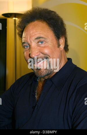 (Dpa) - britischer Pop-Musiker Tom Jones im Radio Hamburg Studio in Hamburg, 26. März 2003 lächelt. "Der Tiger" wurde ein Stern für über vierzig Jahre. Stockfoto