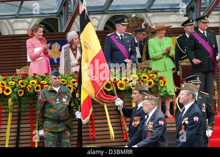 (Dpa) - die belgische Königsfamilie - hier (vordere Reihe von links) Kronprinzen Philippe Crownprincess Mathilde, Crownprince Philippe, Königin Paola und König Albert II.-Teilnahme an einer Militärparade auf dem Palast Platz vor der königlichen Palast in Brüssel anlässlich der Nationalfeiertag am Donnerstag, 21 Stockfoto