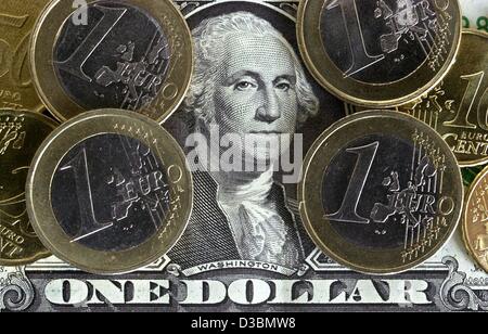 (Dpa) - Euromünzen Abdeckung einen Dollar bill in Frankfurt am Main, 23. Mai 2003. Zum ersten Mal in vier Jahren stieg der Wechselkurs für Euro über 1,18 Dollar mit einer Rate von 1,1807 Dollar. Der Rekord wurde am 4. Januar 1999 erreicht als ein Euro 1,1888 US-Dollar entsprach. Stockfoto
