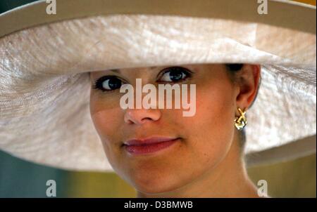 (Dpa) - Kronprinzessin Victoria von Schweden Lächeln von unter einem eleganten Hut bei einem Gala-Dinner für einen Staat besuchen in Stockholm, Schweden, 21. Mai 2003. Stockfoto