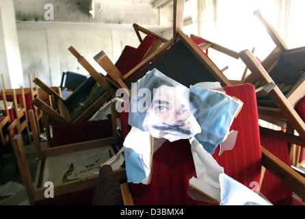 (Dpa) - ein zerrissenes Bild von den ehemaligen irakischen Diktator Saddam Hussein liegt auf umgestoßen Möbel im Inneren die irakische Botschaft in der ehemaligen Deutschen Demokratischen Republik (DDR) im Osten Berlins, 20. Mai 2003. Die Botschaft in den Bezirk Pankow, ehemals in Ost-Berlin, ist 13 Jahre lang unbesetzt Stockfoto