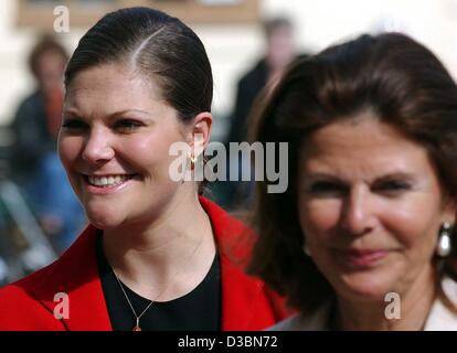 (Dpa) - Kronprinzessin Victoria von Schweden (L) und ihre Mutter Königin Silvia sind alle Lächeln bei einem Empfang des deutschen Bundespräsidenten Johannes Rau und seine Frau Christina auf Schloss Drottningholm, Schweden, 20. Mai 2003. Bundespräsident Rau und seine Frau ging bei einem dreitägigen Besuch in Schweden die in abgesagt worden Stockfoto