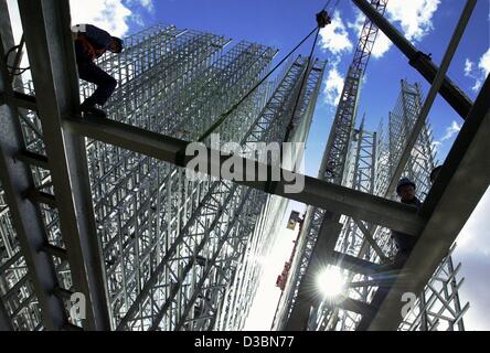 (Dpa) - Bauarbeiter montieren Stahlträger für ein Hochregallager in Hamburg, 3. April 2003. 1.500 Tonnen Stahl werden benötigt, um die 36 m hohe und 100 m langen Lager bauen. Stockfoto