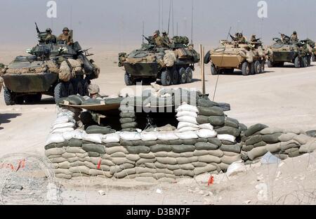 (Dpa) - bewegen sich US-Marines aus der 3. Licht Amoured Reconnaissance Battalion (LAR) auf LA V Panzer vom Camp Coyote in Kuwait, 19. März 2003. Die Soldaten erwarten die Aufträge für den Einsatz von US-Präsident Bush nach Ablauf des Ultimatums 48 Stunden. Stockfoto