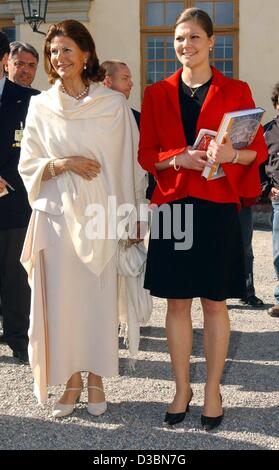 (Dpa) - Kronprinzessin Victoria von Schweden (L) und ihre Mutter Königin Silvia, anlässlich eines Empfangs der deutschen Bundespräsidenten Johannes Rau und seine Frau Christina auf Schloss Drottningholm, Schweden, 20. Mai 2003 abgebildet. Bundespräsident Rau und seine Frau ging auf einen dreitägigen Besuch in Schweden, c Stockfoto