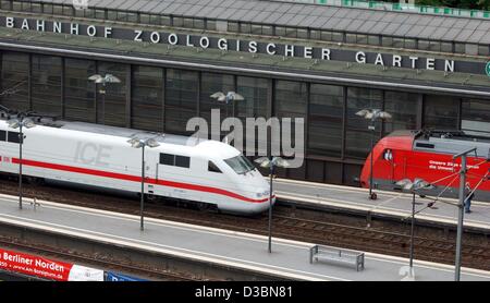 (Dpa) - ein ICE (Inter City Express) high-Speed-Zug (weiß) "meets" einen roten Regionalexpress am Bahnhof Zoologischer Garten (Train Station Zoologischer Garten) in Berlin, 20. Mai 2003. Die so genannte "Bahnhof Zoo" ist immer noch der Hauptbahnhof in Berlin, ist hier, dass die meisten den Fernverkehrszug Stockfoto