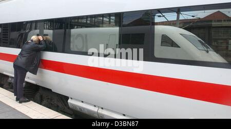 (Dpa) - sieht eine junge Frau in ein Auto ein Hochgeschwindigkeitszug ICE (Inter City Express) am Bahnhof am Bahnhof Zoo in Berlin, 20. Mai 2003. Stockfoto