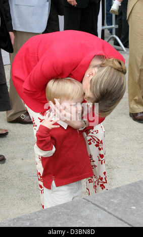 (Dpa) - die belgische Königsfamilie - hier Kronprinzessin Mathilde mit Prinz Gabriel - durchschreitet Brüssel anlässlich der belgischen Nationalfeiertag, Belgien, Donnerstag, 21. Juli 2005. Stockfoto