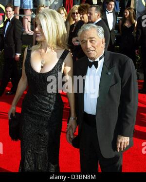 (Dpa) - US-Schauspieler Peter Falk ("Columbo") und seine Frau Shera kommen zu den Screen Actors Guild (SAG) Awards in Los Angeles, Kalifornien, 9. März 2003. Stockfoto