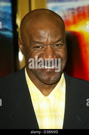 (Dpa) - lächelt Schauspieler Delroy Lindo ("Malcolm X") vor der Premiere seines neuen Films "The Core" am Nationaltheater in Los Angeles, 25. März 2003. Der Sohn jamaikanischer Eltern Lindo geboren und aufgewachsen in Lewisham, England bis zum Teenageralter er mit seiner Mutter nach Toronto, Kanada zog. Stockfoto
