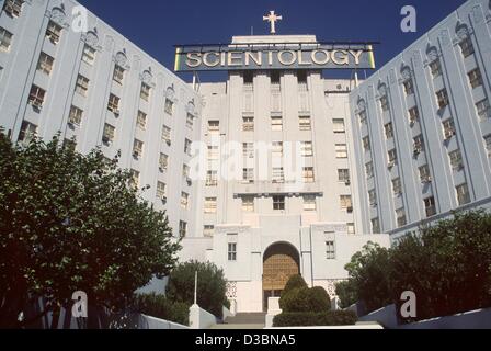 (Dpa-Dateien) - der Eingang zum Hauptquartier der umstrittenen Scientology-Kirche in Los Angeles, USA, März 1998. Die US-Science-Fiction-Schriftsteller Lafayette Ron Hubbard (1911-1986) im Jahr 1950 veröffentlichte ein Buch mit dem Titel "Dianetik, The Modern Science of Mental Health". Im Jahr 1952 benannte er Dianetik als th Stockfoto