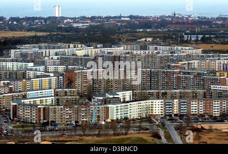 (Dpa) - ein Blick über die ostdeutschen Wohngebiet Gross Klein (große wenig), im Hintergrund der Ostsee in Rostock, Deutschland, 1. April 2003. Gross Klein, ein Wohngebiet "Plattenbau" industriell vorgefertigtes Template Gebäude, errichtet im Jahr 1979 während der Zeiten der ehemaligen DDR (German De Stockfoto