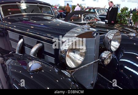 (Dpa) - vor einem Mercedes-Benz 540 K Cabriolet A des Jahres 1936 wird fotografiert auf der Techno Classica Messe in Essen, Deutschland, 10. April 2003. Bis 13 April über 820 Aussteller aus 15 Ländern präsent nostalgisch historische Automobile und Motorräder. Stockfoto