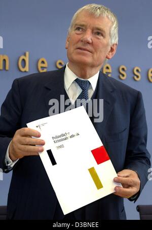 (Dpa) - zeigt deutsche Interior Minister Otto Schily (SPD) eine Kopie der Statistiken auf Verbrechen von der Polizei, Berlin, 21. Mai 2003 aufgenommen. Die Zahl der erfassten Straftaten wuchs um 2,3 Prozent auf 6,5 Millionen im Jahr 2002. Von 1995 bis 2000 war die Zahl Untergang wurde jedoch 2001 und 2002 zeigte hohe Stockfoto