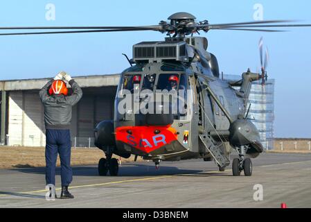 (Dpa) - ein SeaKing Rettungshubschrauber der deutschen Marine landet auf dem Militärflugplatz des 3rd Marine Luftfahrt-Geschwaders in Nordholz, Norddeutschland, 23. Februar 2003. Stockfoto