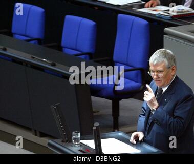 (Dpa) - deutsche Bundesminister des Innern Otto Schily spricht vor einem leeren Regierung Bank im Bundestag in Berlin, 13. März 2003. Sprach über das Zuwanderungsgesetz, das von der gegenwärtigen Regierungskoalition von der grünen Partei und der Sozialdemokratischen Partei (SPD) eingeführt wurde. Durin Stockfoto
