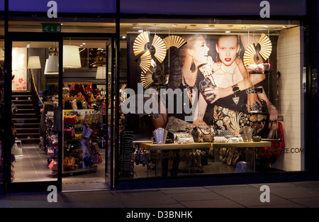 Eingang und Fenster Hauptanzeige des Accessorize Shop in Buchanan Street im Zentrum von Glasgow, abends beleuchtet. Stockfoto