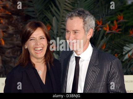 (Dpa) - John McEnroe, ehemaliger US-Tennis-Star und deutsche TV-Moderatorin Desiree Nosbusch ankommen bis zum Galadinner für den Laureus-Award im Sportclub in Monte Carlo, 19. Mai 2003.  Die "Laureus World Sports Award" findet am 20. Mai 2003 in Monte Carlo zum vierten Mal statt. Stockfoto