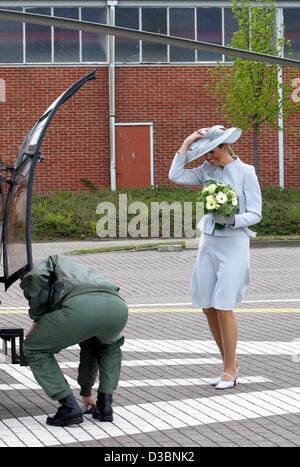 (Dpa) - lächelt der niederländischen Kronprinzessin Maxima mit Blumen in der Hand vor sie bekommt an Bord eines Hubschraubers in Den Haag, Niederlande, 19. April 2003. Flog sie nach Vlisslingen, wo sie ein Schiff der Royal Navy auf den Namen "Evertesen" getauft. Stockfoto