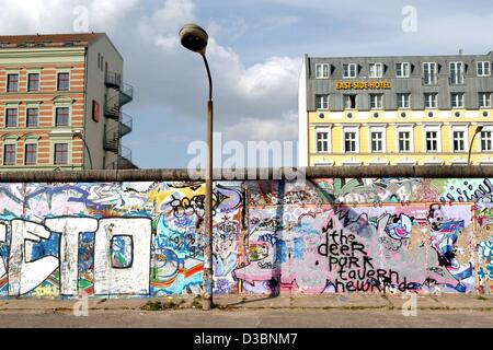 (Dpa) - ein Blick auf die East Side Gallery (Rückansicht) mit der East-Side-Hotel in Berlin, 28. April 2003. Die East Side Gallery, einem Teil der ehemaligen Berliner Mauer, bietet Bilder von internationalen Künstlern und entstand kurz nach dem Fall der Berliner Mauer. Stockfoto