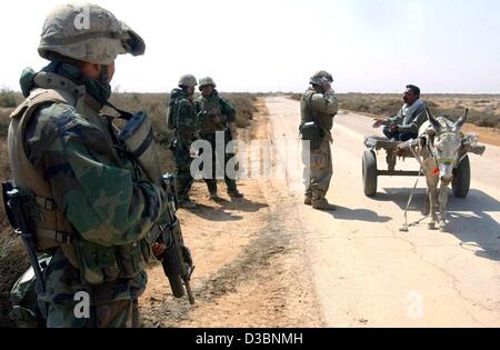 (Dpa) - US-Marines des 3. Light Armoured Reconnaissance Bataillons eine Weitergabe von zivilen einem Eselskarren entlang der Straße in der Nähe von Ad Dianiya im Südirak, 29. März 2003 in Frage zu stellen. US-Truppen kontrollieren große Teile des Irak nach schweren kämpfen. Jedoch weiterhin Partisanen, die Truppen anzugreifen. Stockfoto