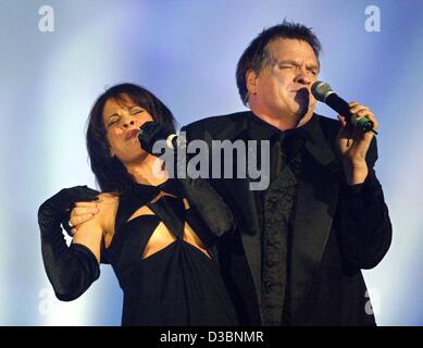 (Dpa) - US-Sänger Meat Loaf und Sängerin Patti Russo singen gemeinsam bei einem Auftritt bei den "Radio Regenbogen Awards" (Radio Regenbogen Awards) in Mannheim, Deutschland, 28. März 2003. Die US-Rock-Sängerin wurde den "Radio Regenbogen Award" in der Kategorie "The Voice 2002" ausgezeichnet. Rund 1.500 Gäste waren inv Stockfoto