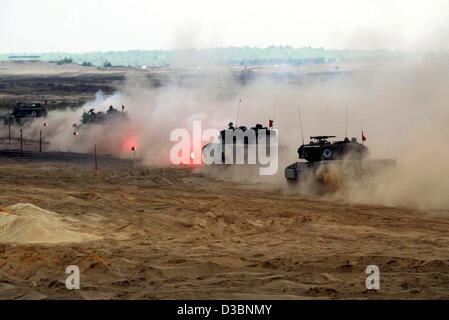 (Dpa) - Feuer polnische Soldaten aus einem Leopard II A4-Tank zur Verfügung gestellt von Deutschland während einer militärischen Drill der polnischen Armee unter der Führung der deutschen Offiziere in der Nähe der deutschen Grenze in Swietoszow Polen, 14. Mai 2003. Polen hat offiziell eine NATO militärische Studie über mögliche Allianz Suppo gebeten. Stockfoto