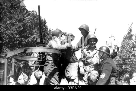 (Dpa-Dateien) - jubeln die Franzosen, wie sie US-Soldaten nach der Befreiung von Paris durch die Alliierten Truppen, Paris, August 1944 grüßen. Deutsche Militärgouverneur von Paris, Dietrich von Choltitz, ergab sich den Alliierten im Jahr 1944 ignorieren Hitlers Befehl, die Belagerung zu halten oder die Stadt zerstören Stockfoto