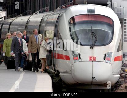 (Dpa) - Reisende Board eine Hochgeschwindigkeits-ICE (Inter City Express) Zug an einem Bahnhof in Berlin, 19. Mai 2003. Deutschland hat etwa 5.700 Bahnhöfe mit 36.000 km der Eisenbahnen. Stockfoto