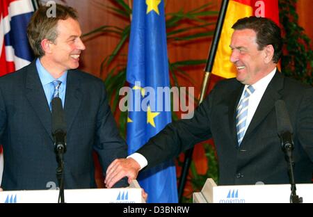 (Dpa) - German Chancellor Gerhard Schroeder (R) und der britische Premierminister Tony Blair geben eine gemeinsame Pressekonferenz am Flughafen in Hannover, 15. April 2003. In ihren Gesprächen vereinbart beide Führer, dass die UN zentrale beim Wiederaufbau des Irak nach dem zweiten Weltkrieg werden sollte. "Es ist eine Vereinbarung Stockfoto