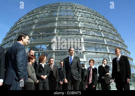 (Dpa) - Felipe de Borbón, Spaniens Thronfolger, besucht die Kristall-Kuppel des Reichstagsgebäudes in Berlin, 18. März 2003. Der Prinz von Asturien befindet sich in der Luxus-Hotel Adlon in Berlin, wo die spanische Delegation elf Zimmer vermietet. Am 18. März ist Prinz Felipe, der Welt la zu öffnen Stockfoto