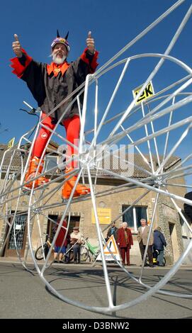 (Dpa) - Velo-Designer Dieter Senft, bekannt als der Biker-Teufel "El Diablo", Rennen in seinem Kostüm auf der größten Inline skates in der Welt, in Kolpin, Deutschland, 22. März 2003. Die Inliner sind 6,20 m lang. Senft wurde im Buch der Guinness World Records 17 Mal. Er hat zusammengebracht und baute m Stockfoto