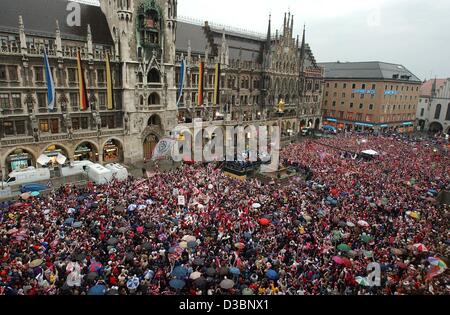 (Dpa) - jubeln die Fans der Fußball-Club Bayern München auf dem Marienplatz-Platz vor dem Rathaus in der Innenstadt von München, 17. Mai 2003. Bayern München gewann das Spiel gegen Stuttgart und erhielt die Trophäe der Bundesliga. FC Bayern München wurden gekrönt deutsche Bundesliga Meister bereits nach ihren Stockfoto