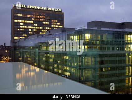 (Dpa) - das äußere des Sitzes der Gesellschaft (Hintergrund) und der Neubau der Zeitungsverlage Gruppe Axel-Springer-Verlag in Berlin, Deutschland, 12. März 2003 abgebildet. Axel Springer Verlag nicht erwarten, dass eine Verbesserung der allgemeinen Wirtschaftslage im Jahr 2003. Vermutlich stagnierenden Kosten o Stockfoto