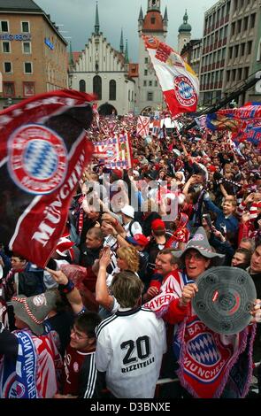 (Dpa) - jubeln die Fans der Fußball-Club Bayern München auf dem Marienplatz-Platz im Zentrum von München, 17. Mai 2003. Bayern München gewann das Spiel gegen Stuttgart und erhielt die Trophäe der Bundesliga. FC Bayern München wurden deutsche Bundesliga Champions gekrönt, bereits nach ihrem Sieg am 26. April. Es ich Stockfoto