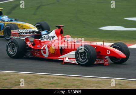 (Dpa) - treibt deutsche Formel-1-Fahrer Michael Schumacher Ferrari (C) mit einem beschädigten Frontflügel während der japanischen Formel Eins Grand Prix in Suzuka, 12. Oktober 2003. Schumacher in das letzte Rennen der diesjährigen World Championship, gewann einen Rekord 8. platziert sechsten WM-Titel. Ralf Stockfoto