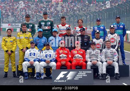 (Dpa) - stellen die Fahrer der diesjährigen Formel-1-Saison für ein Gruppenfoto vor der japanischen Formel Eins Grand Prix in Suzuka, 12. Oktober 2003. Michael Schumacher Ferrari (roten Anzug, R) und Kimi Raeikkoenen (2. v. R, vordere Reihe) waren die einzig möglichen Kandidaten für den WM-Titel. Stockfoto