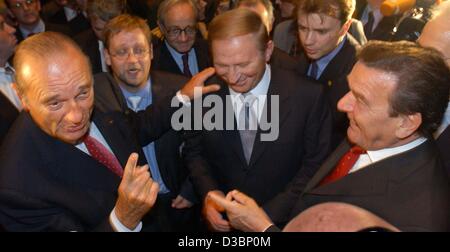 (Dpa) - German Chancellor Gerhard Schroeder (R) und der französische Präsident Jacques Chirac (L) Chat mit Ukrainian President Leonid Kuchma (C) im Rahmen eines Empfangs der deutschen Mission anlässlich des 30-jährigen Jubiläums der deutschen UN-Mitgliedschaft in New York, 23. September 2003. Die Bundesrepublik G Stockfoto