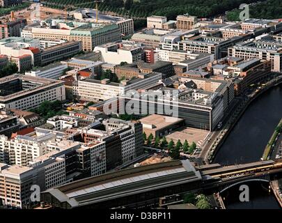 (Dpa) - ein Blick über das Presse- und Informationsamt der Bundesregierung (BPA) und das Atelier des deutschen Serie ARD an der Spree in Berlin, 12. Juni 2003. Im Vordergrund der Bahnhof Friedrichstraße. Stockfoto