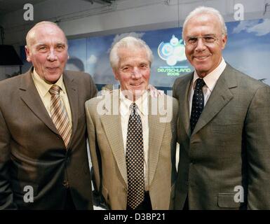 (Dpa) - Fußball-Spieler der deutschen Mannschaft, wer die Weltmeisterschaft 1954, Horst Eckel (L) und Ottmar Walter (C) gewann, posieren mit Franz Beckenbauer, Präsident des Organisationskomitees für die Fußball-Weltmeisterschaft 2006, für ein Foto in Kaiserslautern, Deutschland, 25. September 2003. Kaiserslautern werden Stockfoto