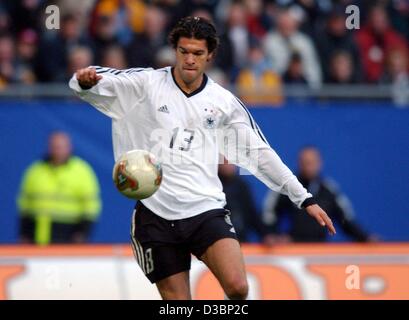 (Dpa) - der deutsche Spieler Michael Ballck versucht, den Ball zu kontrollieren, während der Euro 2004-Qualifikation in Hamburg, Deutschland, 11. Oktober 2003. Deutschland gewinnt 3: 0 und qualifiziert sich für die Endrunde der Europameisterschaft nächstes Jahr. Stockfoto