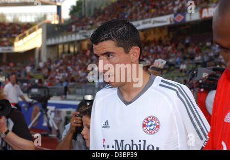 (Dpa) - Bayerns neue niederländische vorwärts Roy Makaay trägt Bayern Trikot zum ersten Mal als seinen Spaziergängen auf das Spielfeld während ein Freundschaftsspiel zwischen FC Bayern München und 1. FC Nürnberg in Nürnberg, 12. August 2003. Nach Wochen der Feilschen niederländischen Makaay weiterleiten, unterschrieb 28, einen vier-Jahres Stockfoto