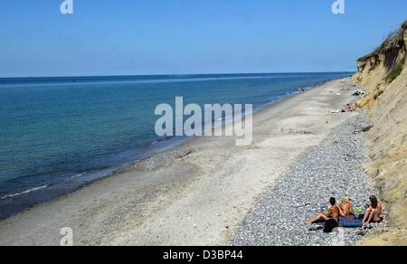 (Dpa) - sitzen einzelne Gruppen von Urlaubern an einem einsamen Strand entlang einer Steilküste erstreckt sich in die Ferne zu einem Badeort in Ahrenshoop, Deutschland, 11. August 2003. Stockfoto