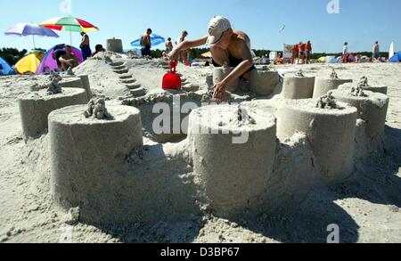 (Dpa) - Tobias baut eine Sandburg am Strand an der Ostsee in Warnemünde, Deutschland, 10. August 2003. Stockfoto