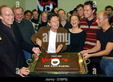 (Dpa) - Director Roman Polanski (C) schneidet einen Stück Kuchen zu Jahresbeginn die erste Probe für das musical "Tanz der Vampire" ("Tanz der Vampire") in Hamburg, 13. Oktober 2003. Aus L: Michael Kunze (Drehbuch und Text), Schauspielerin Jessica Kessler (Sarah), Schauspieler Thomas Borchert (Graf Von Krol Stockfoto