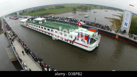 (Dpa) - eine Vision von Europa das größte Wasserstraße überqueren, in der Nähe von Magdeburg, Ostdeutschland, 10. Oktober 2003. Nach sechs Jahren Bauzeit wurden die Wasserwege von Bundeskanzler Schroeder am 10. Oktober eingeweiht. Der größte Teil des Grenzübergangs ist eine 918 m lange Trogbrücke über die Elbe. Die Stockfoto