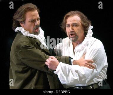 (Dpa) - der rumänische Tenor Sänger Gabriel Sade (R) als Don Carlo, italienischer Baritonsänger Roberto Frontali als Marquis von Posa (L) durchführen und auf der Bühne während einer Generalprobe von Giuseppe Verdis Oper "Don Carlo" in der Semperoper in Dresden, Deutschland, 8. Oktober 2003. Die Oper, die gerichtet war Stockfoto